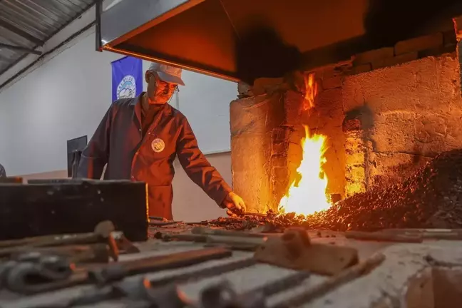 Kayseri'de tarihi yetimhane bahçesinde restorasyon kursu veriliyor