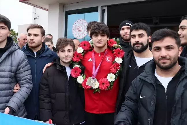 Avrupa Güreş Şampiyonası'nda Altın Madalya Kazanan Alperen Berber Samsun'a Geldi