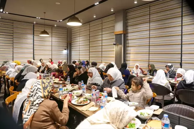 Diyarbakır Büyükşehir Belediyesi Bilge Anneler Projesi kapsamında vatandaşları yemekte buluşturdu