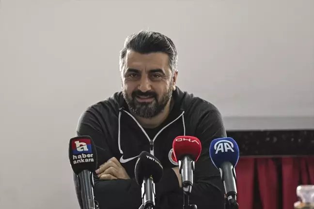 Gençlerbirliği Teknik Direktörü Sinan Kaloğlu, Eryaman Stadı'nın Zemini Hakkında Manipülasyon İddiasında Bulundu