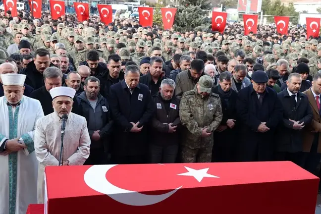 Pençe-Kilit Operasyonu'nda şehit olan Piyade Sözleşmeli Er Salih Ay'ın cenazesi Erzincan'da toprağa verildi
