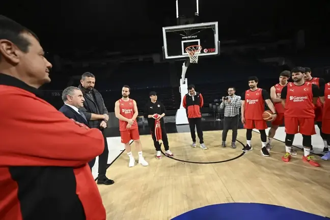Gençlik ve Spor Bakanı Osman Aşkın Bak, A Milli Erkek Takımı'nın antrenmanını izledi