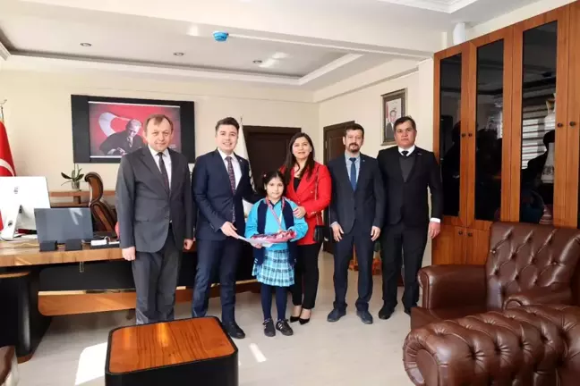 Karacasu Kaymakamı Mehmet Gündoğdu, 'Dilimizin Zenginlikleri' projesi kapsamında düzenlenen 'Dede Korkut Tarzı Hikaye Yazma' yarışmasında ilk ikincisi olan öğrenciyi ödüllendirdi