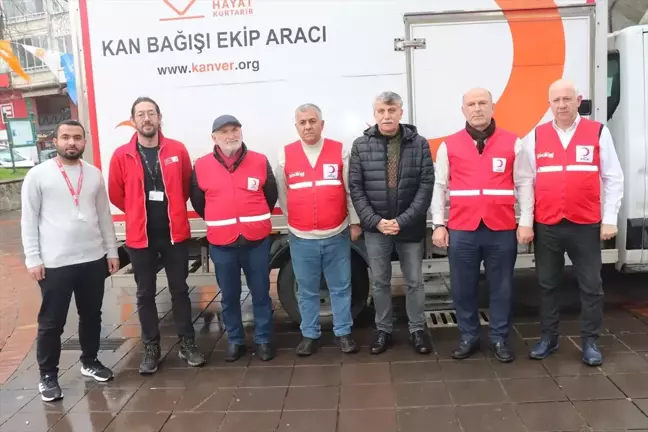 Kızılay'a 14 kez kan bağışı yapan emekli öğretmene madalya verildi