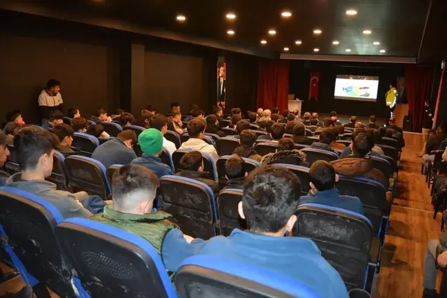 Şemdinli'de Polisler Öğrencilere Trafik Kurallarını Anlattı