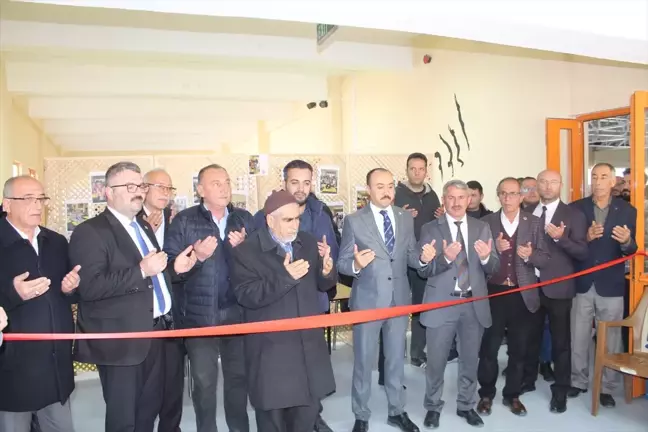 Yunak Kaymakamı Özgür Pelvan, ilçede yapımı tamamlanan spor salonunun açılışını gerçekleştirdi
