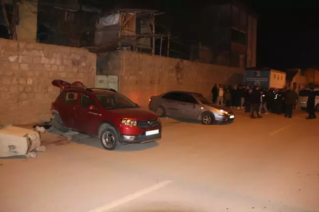 Sivas'ın Şarkışla ilçesinde otomobilin park halindeki araçlara çarpması sonucu 2 kişi yaralandı