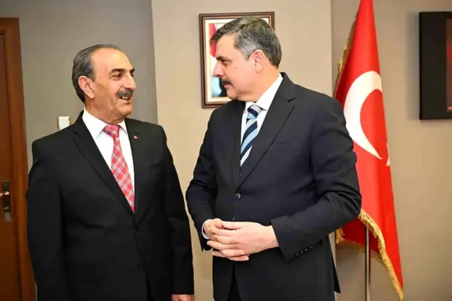 Erzurum Valisi Mustafa Çiftçi, 20 yıl hizmet veren şoförüne teşekkür etti
