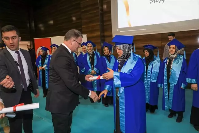 Van'da Aile Akademisi ve Anne Üniversitesi Mezuniyet Töreni Düzenlendi
