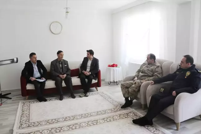 Bingöl'ün Genç Kaymakamı Şehit Ailelerini Ziyaret Etti