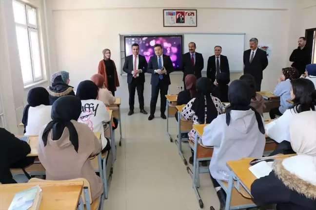 Hizan Kaymakamı Kız Anadolu Lisesi'nde Öğrencilerle Buluştu