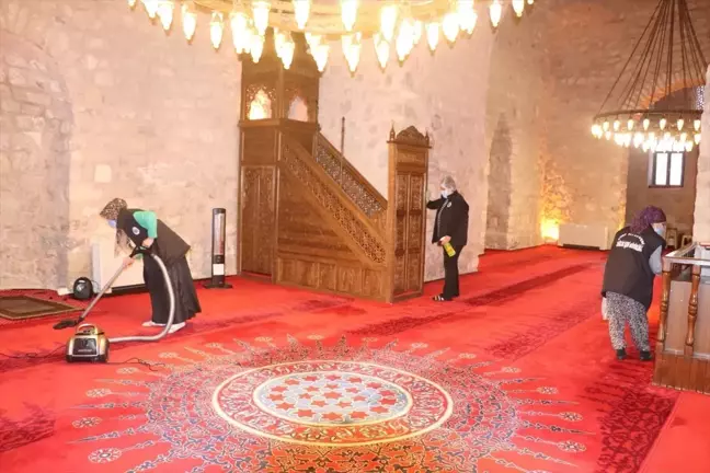 Siirt Belediyesi Camilerde Temizlik Çalışması Yaptı