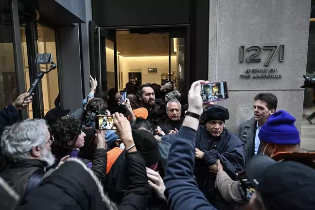 Çevreci Aktivistler Sigorta Şirketlerini Protesto Etti