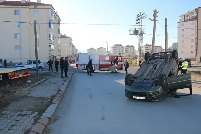 Sivas'ın Şarkışla ilçesinde otomobille çarpışma sonucu 2 kişi yaralandı