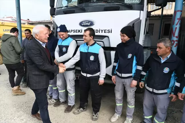 Lapseki Belediye Başkanı Eyüp Yılmaz, belediye çalışanlarıyla bir araya geldi