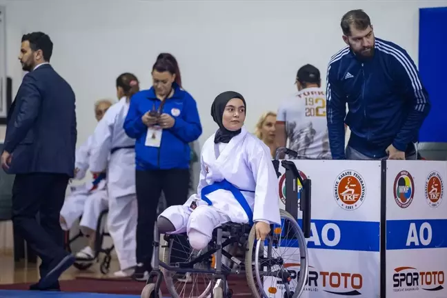 Depremde kurtarılan genç kızı destekleyen madenciler Türkiye Para Karate Şampiyonası'na katıldı