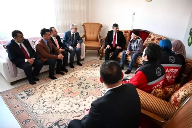 Erzurum Valisi Mustafa Çiftçi, Kore Gazisi Recep Kekeç'i evinde ziyaret etti