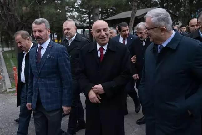 Turgut Altınok, Ankara Toptancı Hali'nde seçim çalışmalarına devam etti