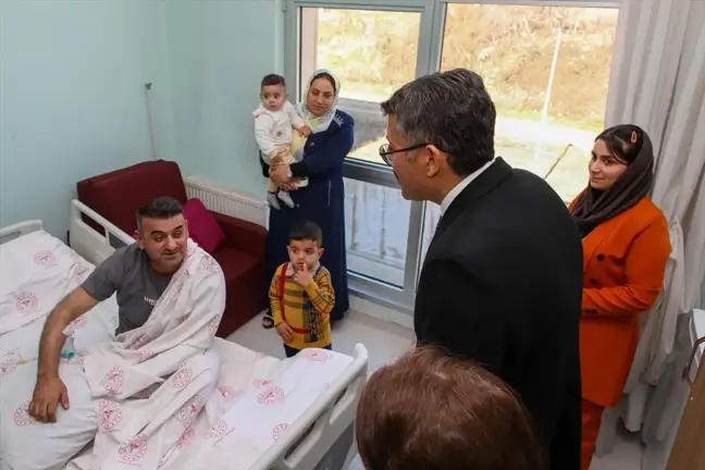 Hakkari Valisi ve Belediye Başkan Vekili Ali Çelik, Derecik ilçesinde ziyaretlerde bulundu