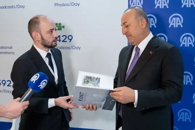 Mevlüt Çavuşoğlu, Antalya Diplomasi Forumu'nda AA Standını Ziyaret Etti