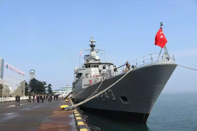 TCG Yıldırım Fırkateyni Gürcistan'ın Batum Limanı'na demirledi