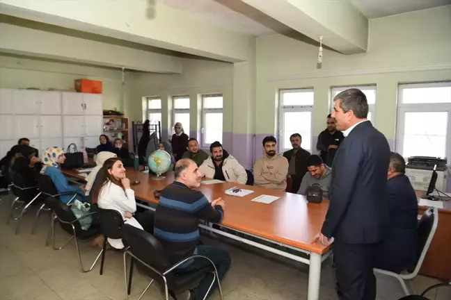 Muş Belediye Başkanı Feyat Asya, Namık Kemal Yatılı Bölge Ortaokulu'nu ziyaret etti