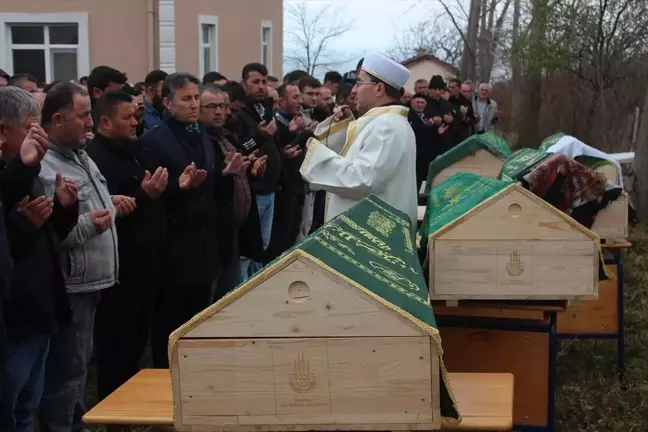 TEM Otoyolu'nda Kazada Hayatını Kaybeden 5 Kişi Samsun'da Toprağa Verildi