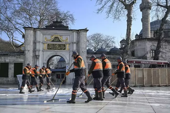 Eyüp Sultan Camii ve Meydanı Ramazan Temizliği İle Hazır