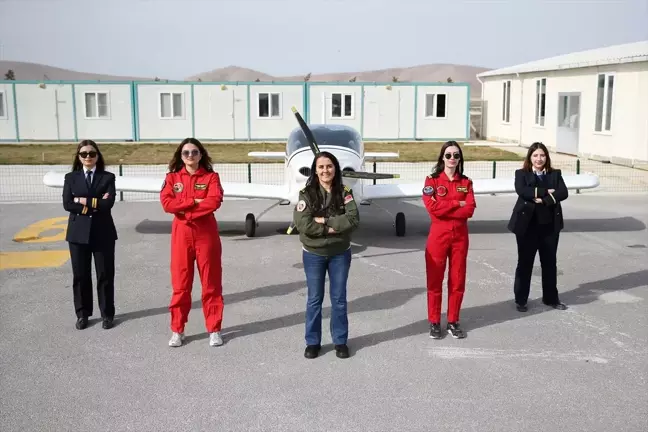 KTO Karatay Üniversitesi'nde Kız Öğrenciler Pilotaj Eğitimi Alıyor