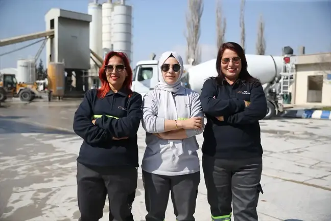 Kahramanmaraş'ta Kadınlar Beton Mikserleriyle Deprem Konutlarının Yükselmesine Katkı Sunuyor