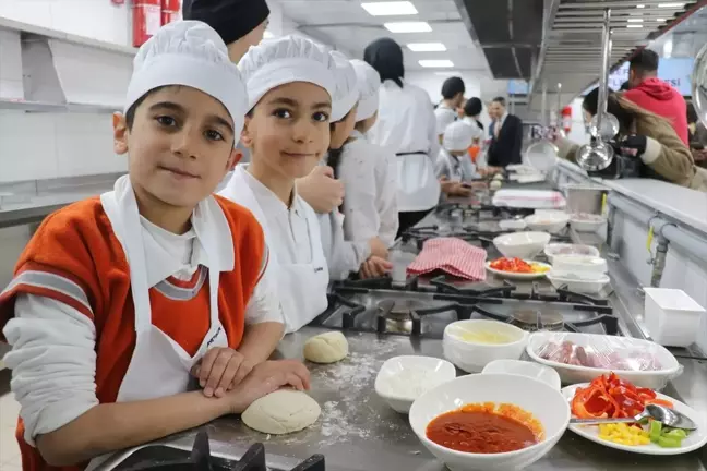 Ağrı'da Küçük Şefler Büyük Hedefler Projesi ile öğrenciler pizza yapmayı öğreniyor