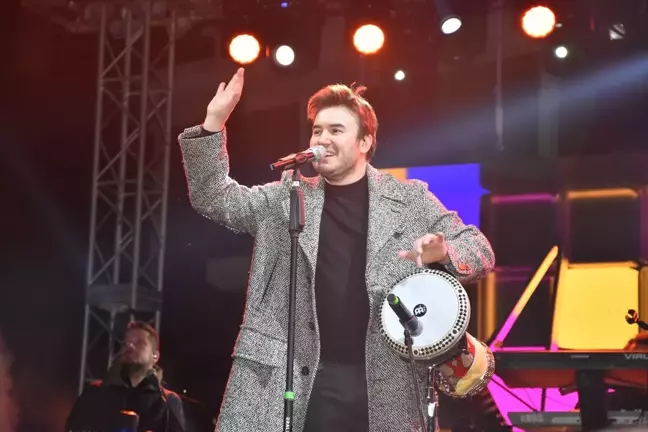 Mustafa Ceceli İzmir'de konser verdi