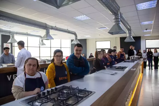 Malatya Turgut Özal Üniversitesi'nde Down Sendromlu Bireylere Aşçılık Eğitimi Verildi