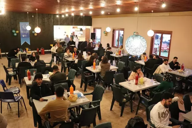 Uluslararası Balkan Üniversitesi, çalışanlarına ve öğrencilerine iftar veriyor