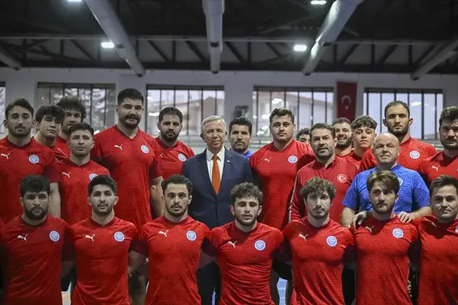 Mansur Yavaş, ASKİ Spor'un şampiyon güreşçilerini ziyaret etti