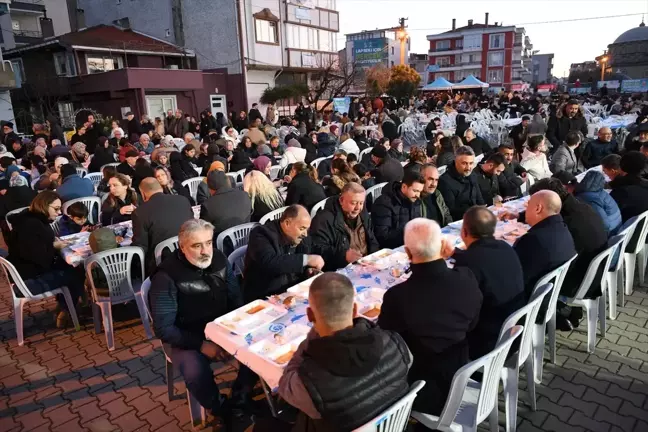 Lapseki'de Cumhuriyet Mahallesi'nde iftar programı düzenlendi