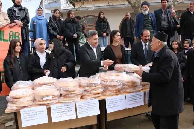 Bitlis'teki Kız Anadolu Lisesi Öğrencileri İhtiyaç Sahiplerine Ramazan Pidesi Dağıttı
