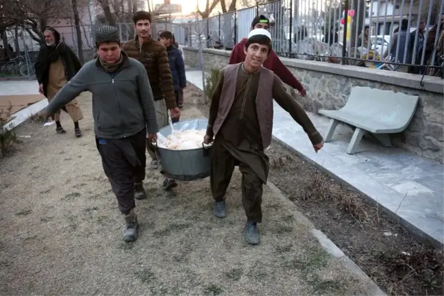 Kabil'deki Varlıklı Kişiler Ramazan Ayında Yemek Dağıtıyor