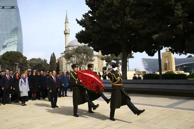 Bakü'deki Türk Şehitliği'nde Çanakkale Zaferi töreni düzenlendi