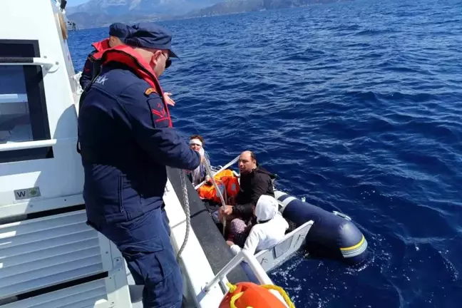 İzmir'de Yunanistan unsurları tarafından geri itilen göçmenler kurtarıldı