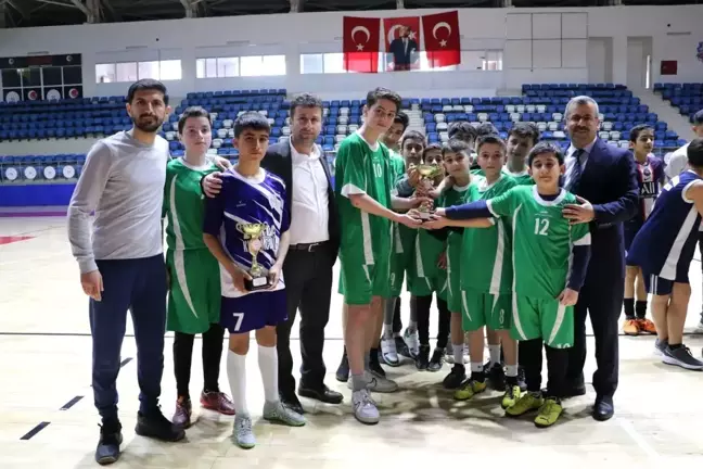 Hakkari'de Okullar Arası Yıldız Erkekler Futsal Müsabakaları Sonuçlandı
