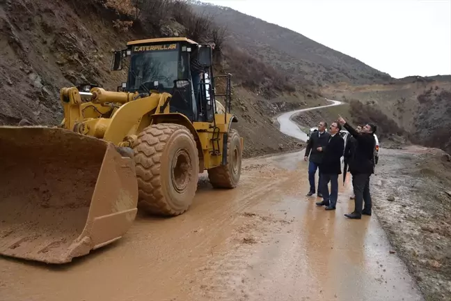 Hakkari'de sağanak sonucu Şemdinli-Derecik kara yolu kapandı
