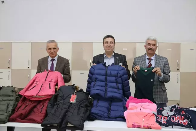 SESOB, ihtiyaç sahibi öğrencilere giyecek yardımında bulundu