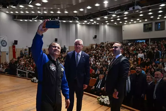 Türkiye'nin ilk astronotu Alper Gezeravcı, Ege Üniversitesi'nde gençlerle buluştu