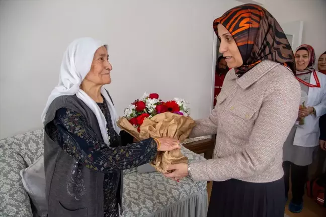 Malatya Eğitim ve Araştırma Hastanesi Yaşlılar Haftası etkinlikleri kapsamında Sıdıka Aydoğan'ı ziyaret etti