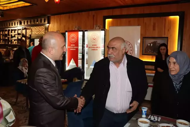 Adıyaman Valisi Osman Varol, Yaşlılar Haftası'nda yaşlılarla iftar yaptı