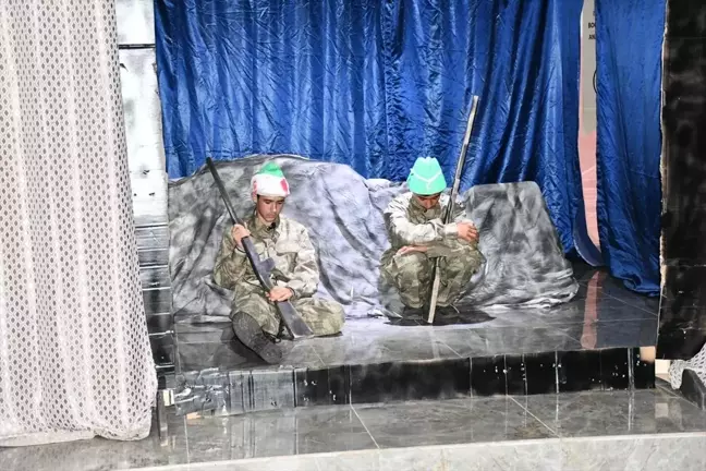 İslahiye'de Liseli Öğrencilerden Çanakkale Zaferi Tiyatro Gösterisi