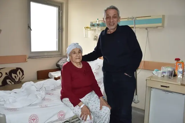 84 yaşındaki kadının karnından 10 kilogramlık kitle çıkarıldı