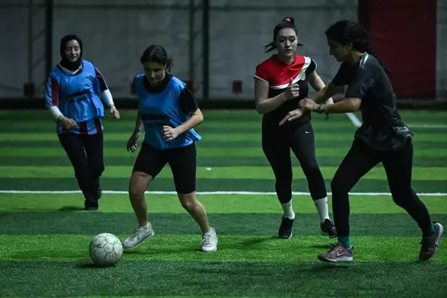 Arkadaşını Al Gel Platformu ile Kadınlar Futbol Maçı Yapıyor