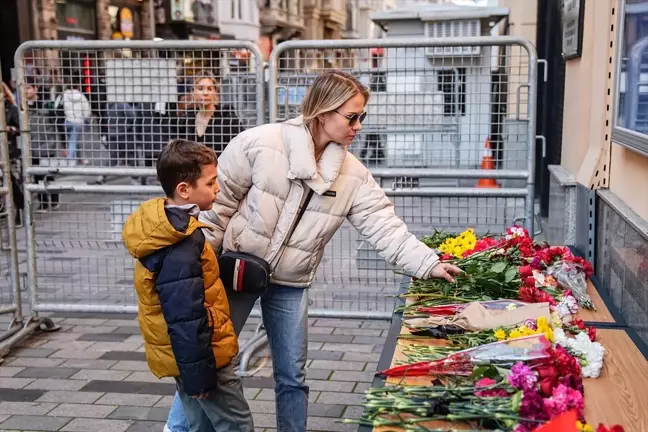 İstanbul'da Rusya'ya Destek: Başkonsolosluk Binası Önünde Anma Töreni